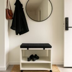 Banco Sapateira Akimob MDF 60cm com estofado fixo e base firme.